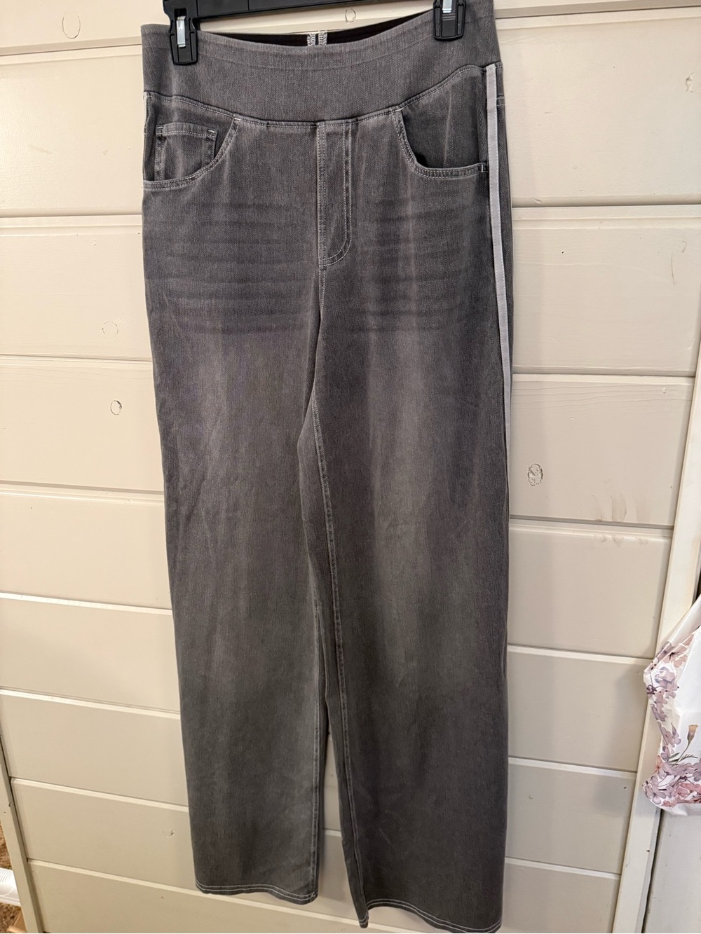 HALARA Gray Wide-Leg Jeans with White Side Stripe. 31” inseam. Med reg